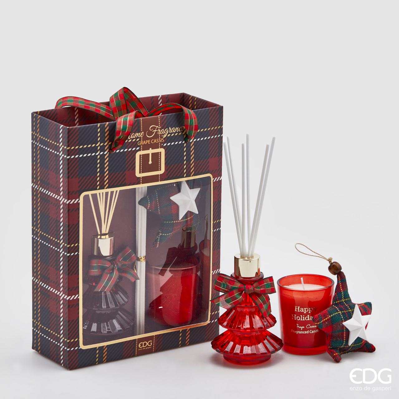 Profumatore d’ambiente 70ml. bottiglia pino+candela+cuscino, colore rosso, Grape Cassis. EDG EDG COD- 550320.GR ‘-Profumatore d’ambiente candela cuscino stella -Misura 70 ml. -Marca EDG -Colore rosso -Fragranza Grape Cassis.jpeg