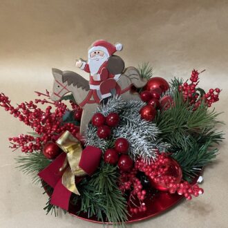 Centrotavola artigianale con dondolo di babbo natale finto decorato in rosso