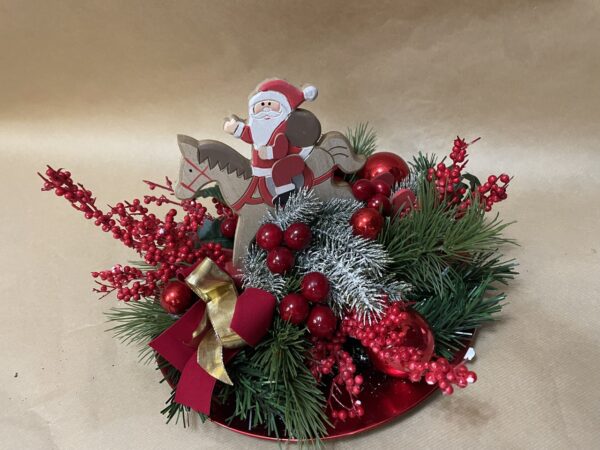 Centrotavola artigianale con dondolo di babbo natale finto decorato in rosso